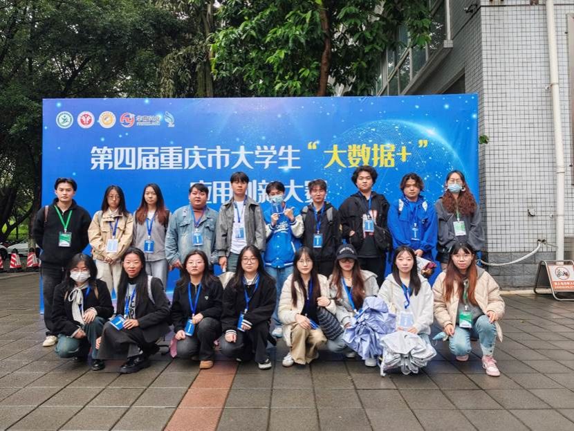 一群人站在蓝色壁报板前 AI 生成的内容可能不正确。