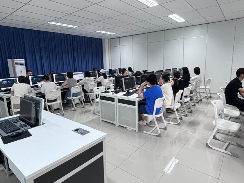 人们在看台上的人在房间里 AI 生成的内容可能不正确。