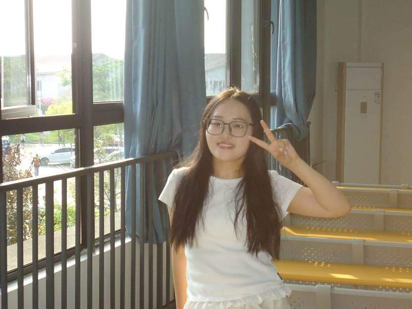 窗户边的女人 AI 生成的内容可能不正确。