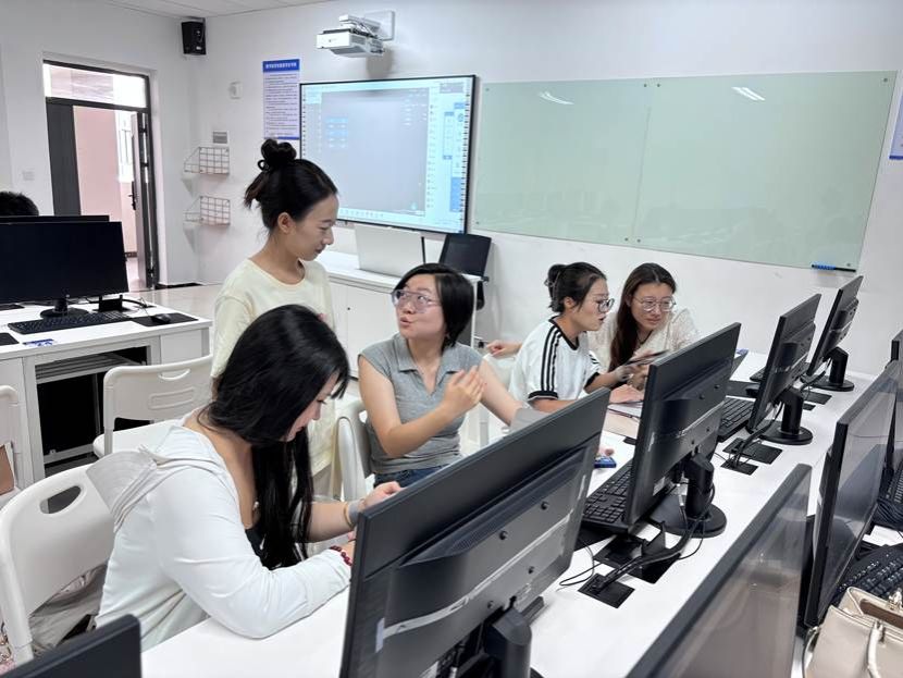 一群人在看电脑 AI 生成的内容可能不正确。