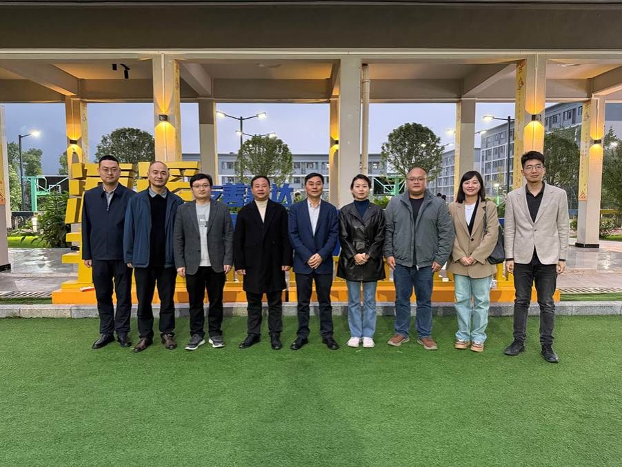 一群人站在草地上 AI 生成的内容可能不正确。