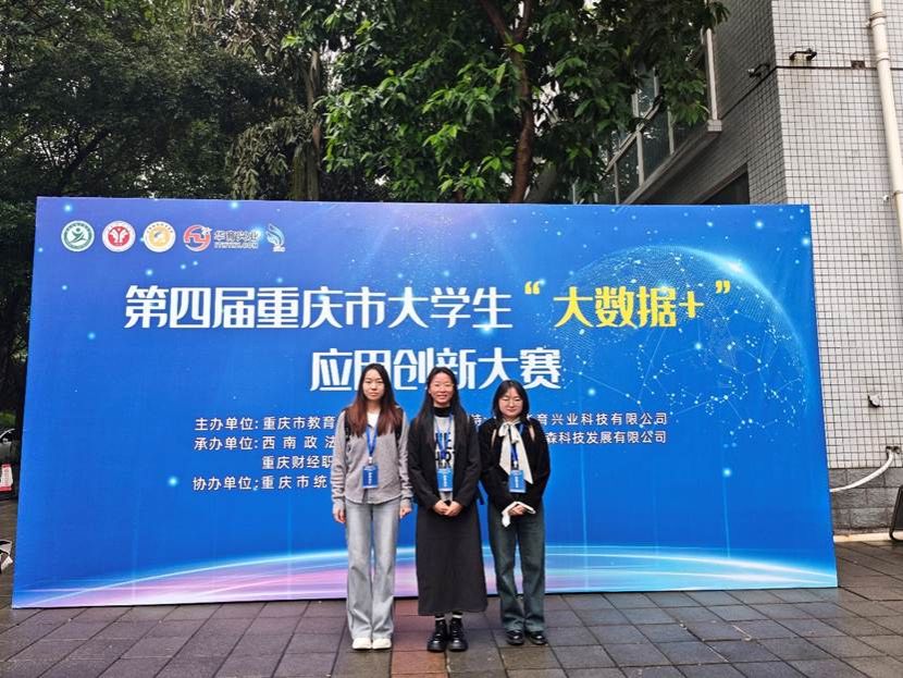 一群人站在蓝色的标志 AI 生成的内容可能不正确。