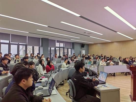 会议室里的人们 AI 生成的内容可能不正确。