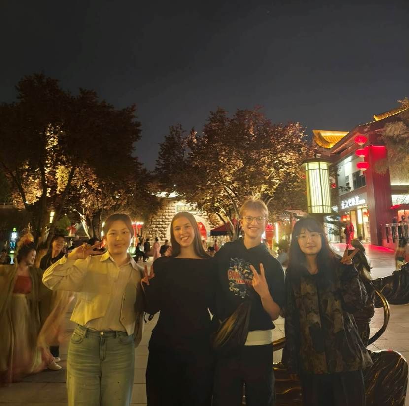 一群人站在夜晚的街道上 AI 生成的内容可能不正确。