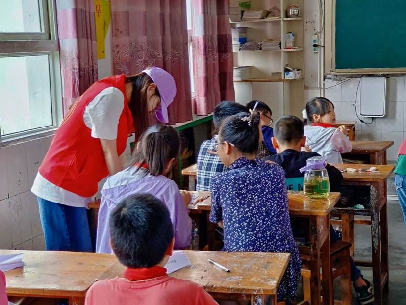 图片包含 人, 桌子, 室内, 食物 AI 生成的内容可能不正确。