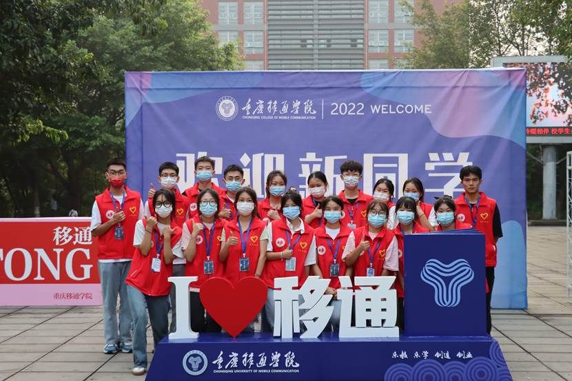 一群穿着蓝色衣服的人在街道上 AI 生成的内容可能不正确。
