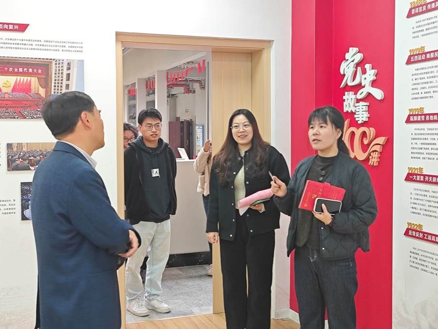 一群人站在门前 AI 生成的内容可能不正确。