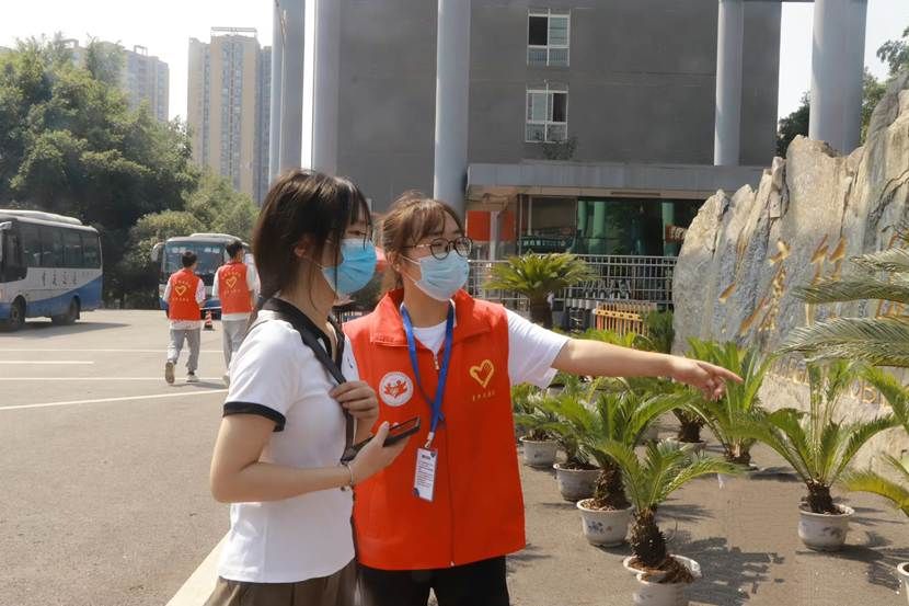 人站在街道上 AI 生成的内容可能不正确。