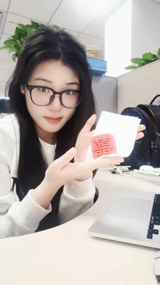 穿白色衣服的女人在桌子前 AI 生成的内容可能不正确。
