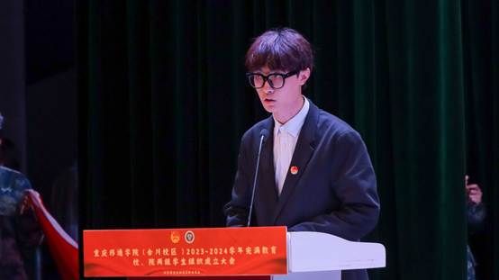 穿着西装笔挺的男子正在演讲 AI 生成的内容可能不正确。